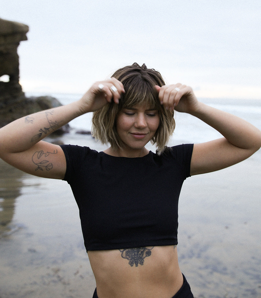 *LES ACCROCHÉS* Maillot de bain rashguard t-shirt crop « CALA » - Black Sand