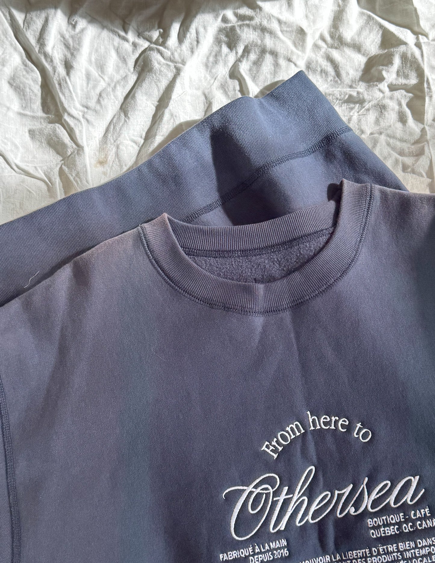 *LES ACCROCHÉS*MAJEUR* - Crewneck brodé | «FROM HERE TO OTHERSEA» - BLEU MARIN