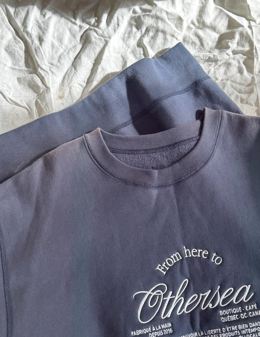 *LES ACCROCHÉS*MAJEUR* - Crewneck brodé | «FROM HERE TO OTHERSEA» - BLEU MARIN