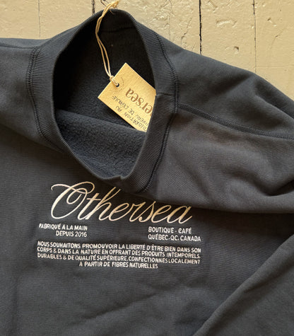 *LES ACCROCHÉS* - Crewneck brodé | «FROM HERE TO OTHERSEA» - BLEU MARIN