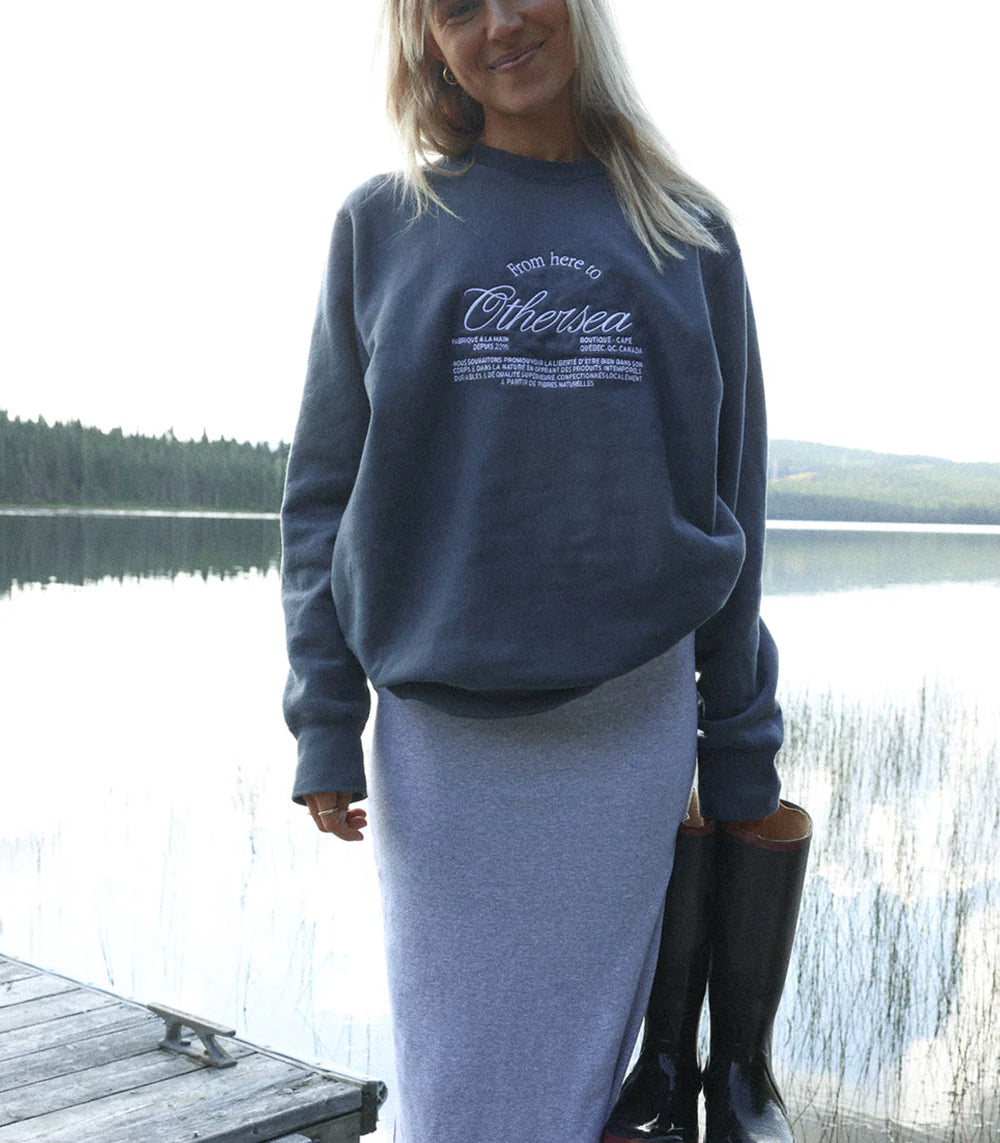 *LES ACCROCHÉS*MAJEUR* - Crewneck brodé | «FROM HERE TO OTHERSEA» - BLEU MARIN