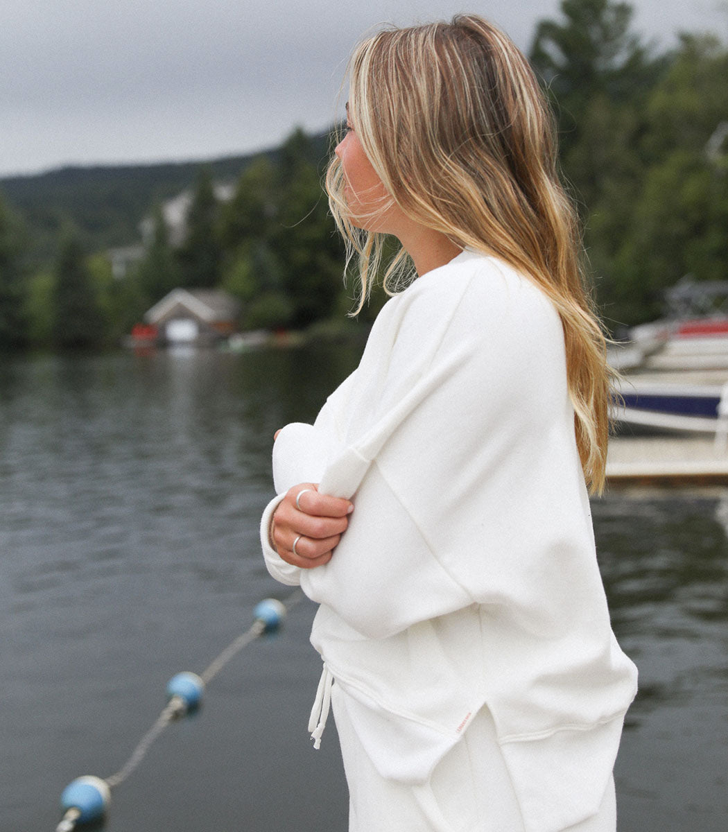 *LES ACCROCHÉS 1000* - Crewneck ouaté oversize « CABIN FEVER » - Marguerite